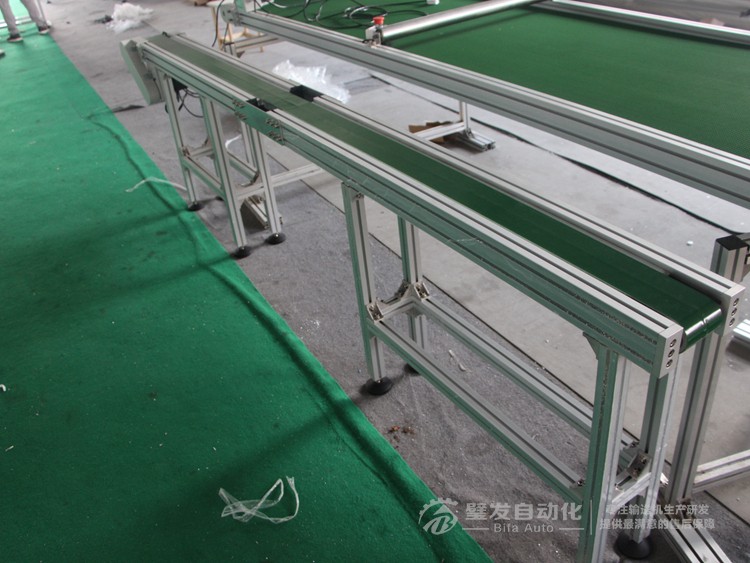 加防跑偏導(dǎo)條中間斷開小型非標(biāo)皮帶輸送機