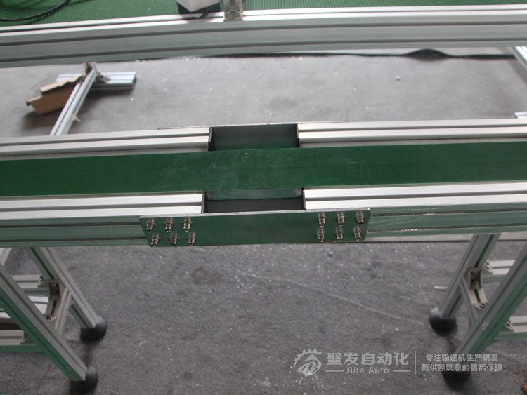 加防跑偏導(dǎo)條中間斷開小型非標(biāo)皮帶輸送機
