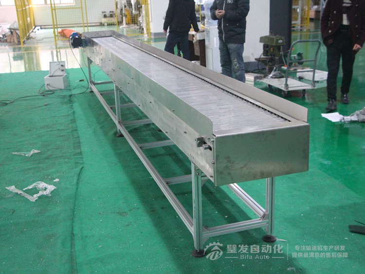 帶擋邊不銹鋼鏈板輸送機(jī)