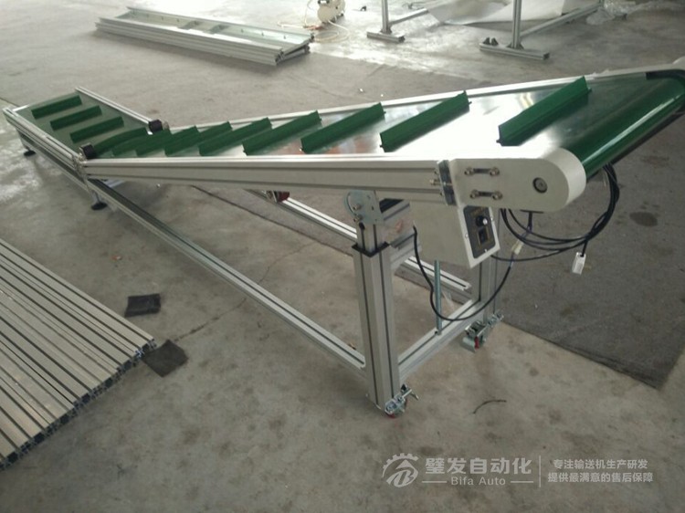 帶平臺擋板爬坡輸送機(jī)