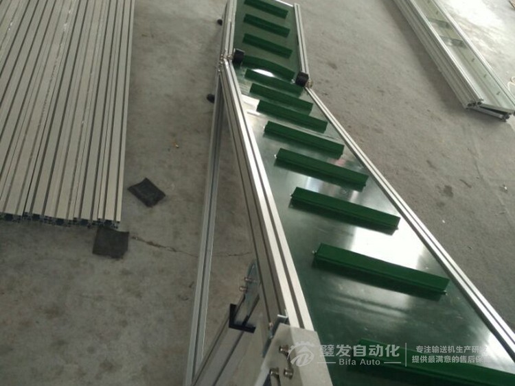 帶平臺擋板爬坡輸送機(jī)