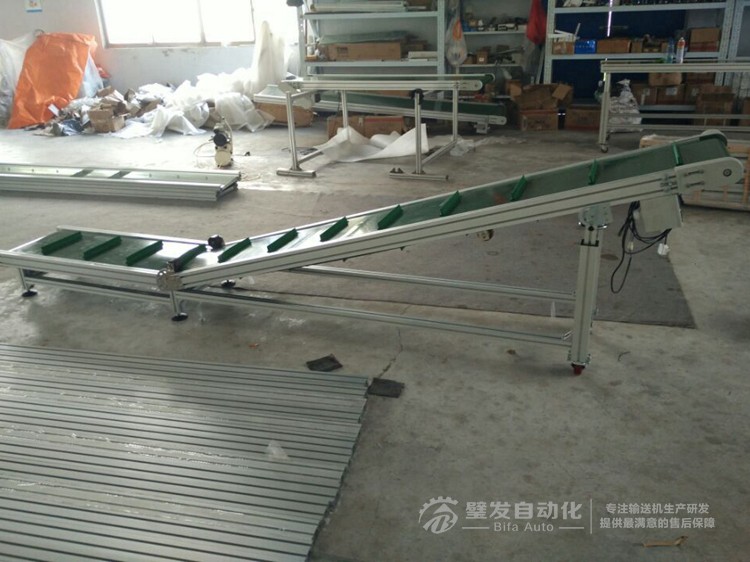 帶平臺擋板爬坡輸送機(jī)