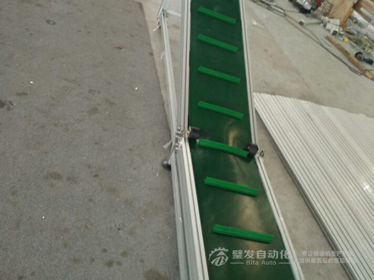 帶平臺擋板爬坡輸送機(jī)