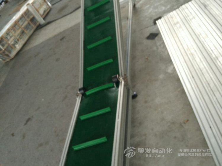 帶平臺擋板爬坡輸送機(jī)