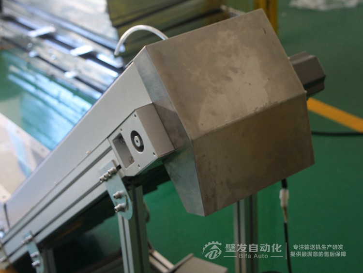 低端加平臺(tái)導(dǎo)條擋板上方加透明亞克力護(hù)罩爬坡皮帶輸送機(jī)