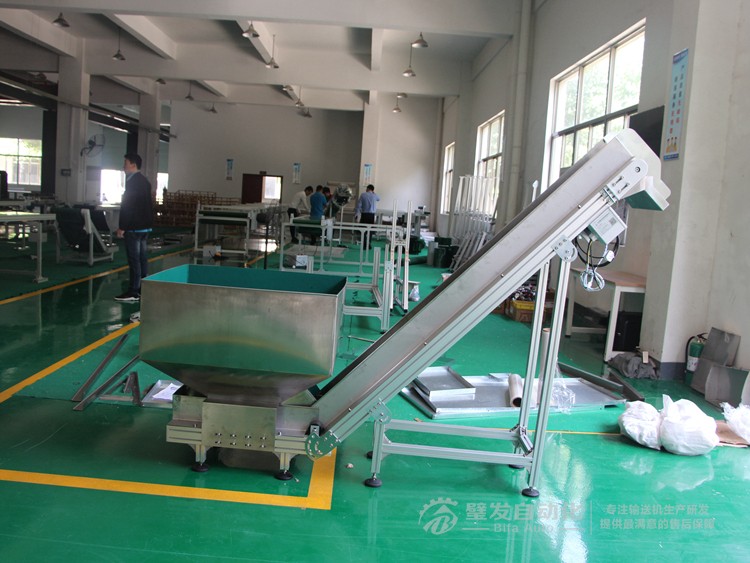 低端平臺精研電機(jī)不銹鋼擋邊料斗爬坡輸送機(jī)