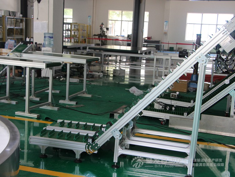 低端平臺精研電機(jī)不銹鋼擋邊料斗爬坡輸送機(jī)