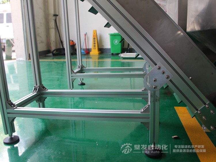 低端平臺精研電機(jī)不銹鋼擋邊料斗爬坡輸送機(jī)