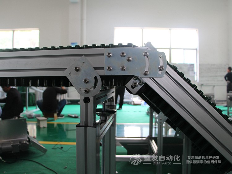 低端平臺精研電機(jī)不銹鋼擋邊料斗爬坡輸送機(jī)