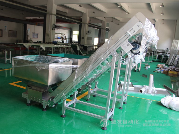 低端平臺精研電機(jī)不銹鋼擋邊料斗爬坡輸送機(jī)