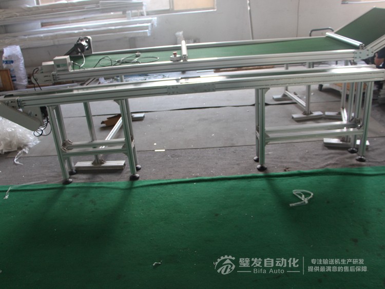 加防跑偏導(dǎo)條中間斷開小型非標(biāo)皮帶輸送機