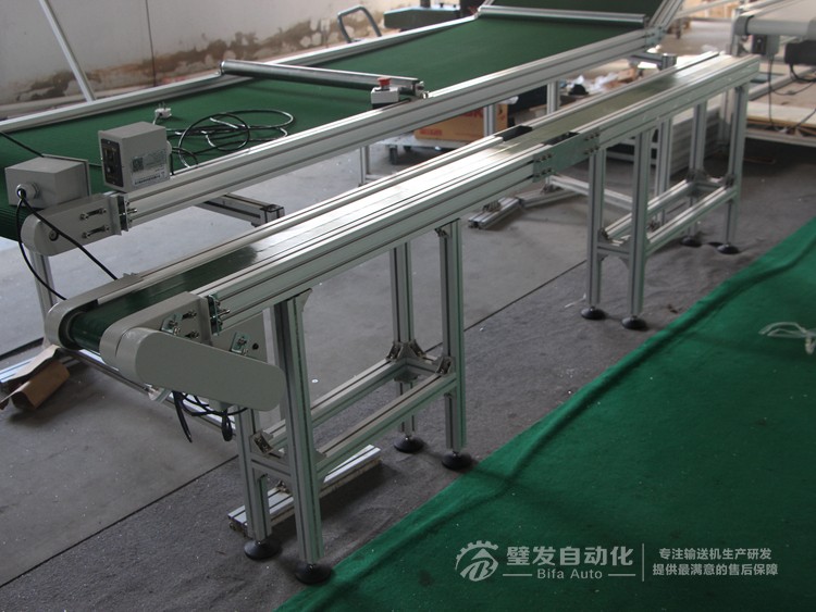 加防跑偏導(dǎo)條中間斷開小型非標(biāo)皮帶輸送機