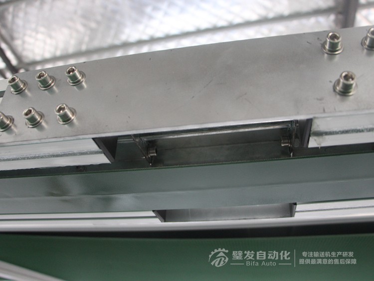 加防跑偏導(dǎo)條中間斷開小型非標(biāo)皮帶輸送機