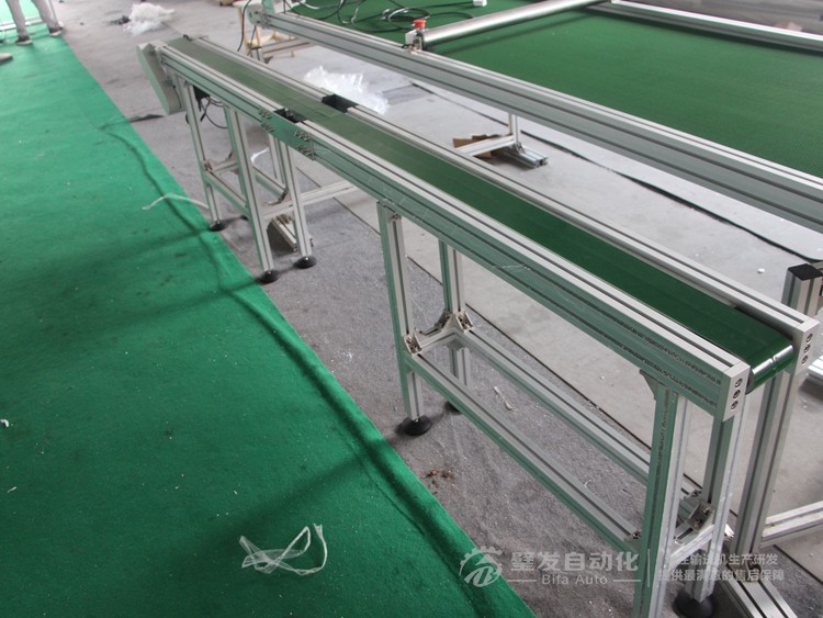 加防跑偏導(dǎo)條中間斷開小型非標(biāo)皮帶輸送機
